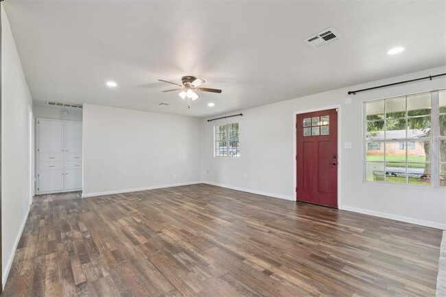 Photo - 2328 S Krowse Ave