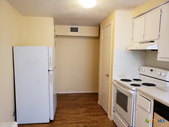 Building Photo - 1706 N Interstate 35 Unit 1
