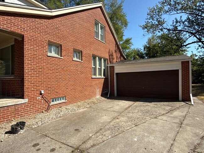Photo - Freshly Renovated 5-Bedroom Home – Quality...