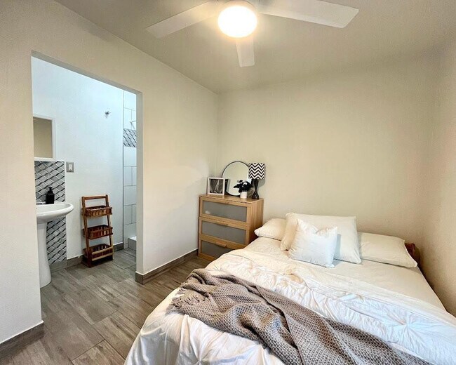 Photo - 1632 E Harvard St