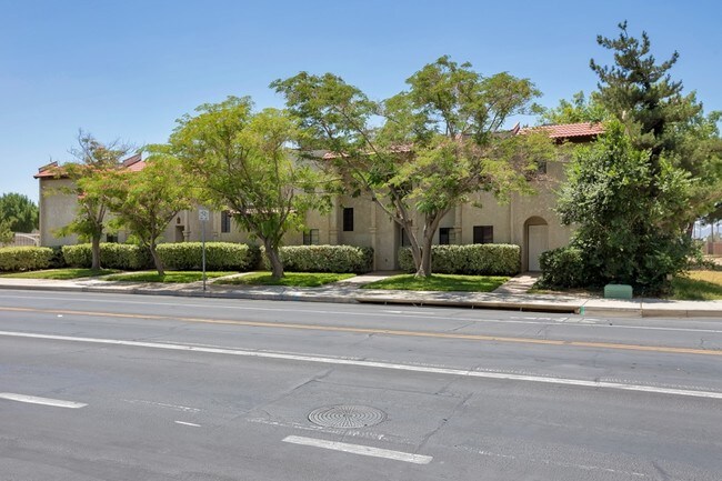 102 E Lancaster Blvd