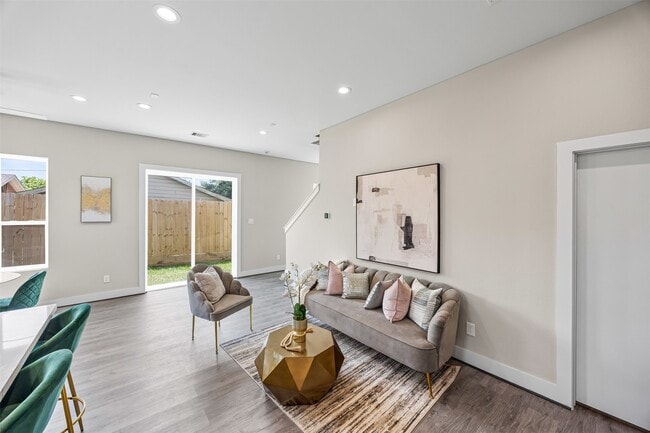 Photo - 853 Prosper St