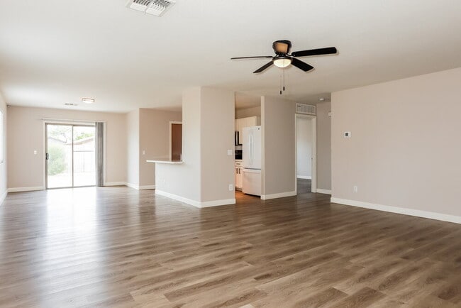 1800 E Desert Rose Trail