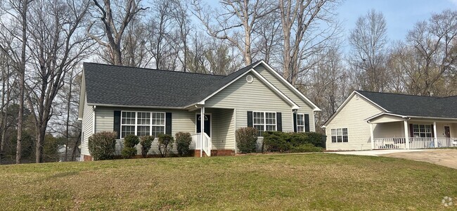 Building Photo - Beautiful 3-Bedroom Home in the Highland C...