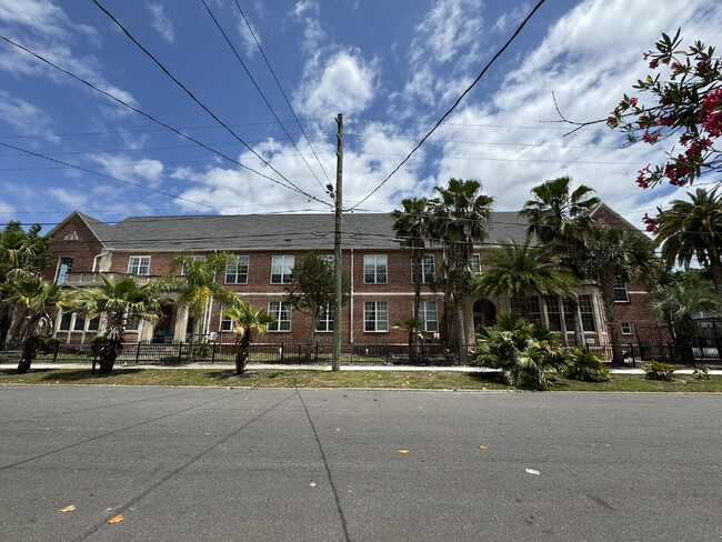 Live in a Piece of History – Unique Condo ... - Live in a Piece of History – Unique Condo ... Unidad 4