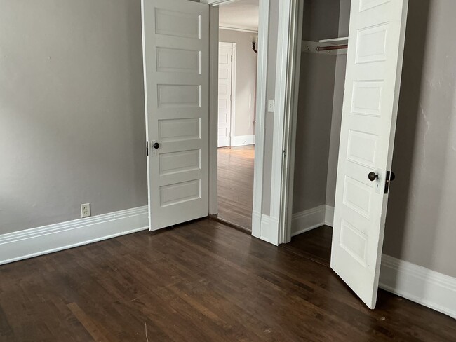 2617 S Howell Ave Unit upper