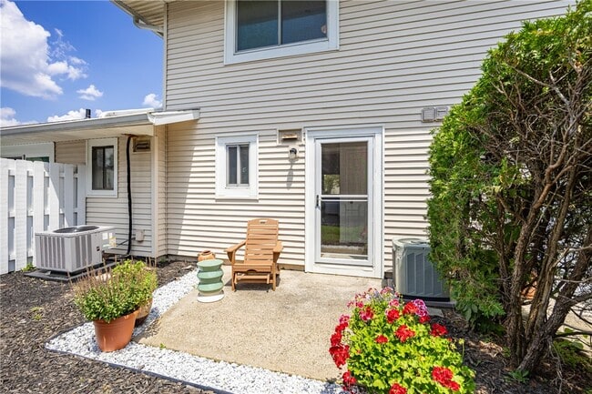 Photo - 678 Eastbrooke Ln