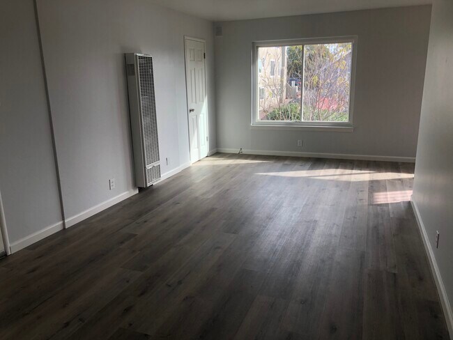 Photo - 2431-2433 Renwick St Unit 2431-B