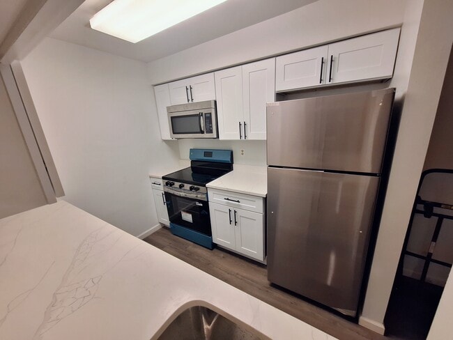 Building Photo - 1015 Ravens Crest Dr Unit 1015