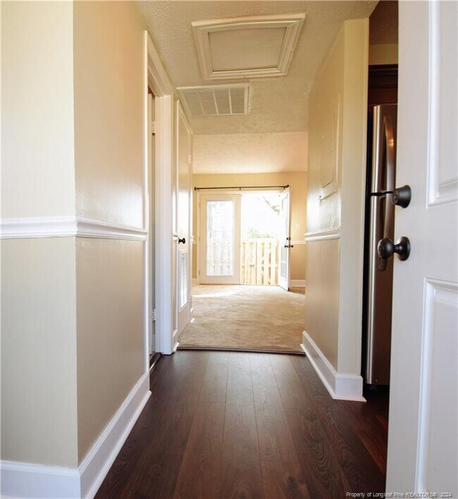 Photo - 406 Kirkcaldy Ct