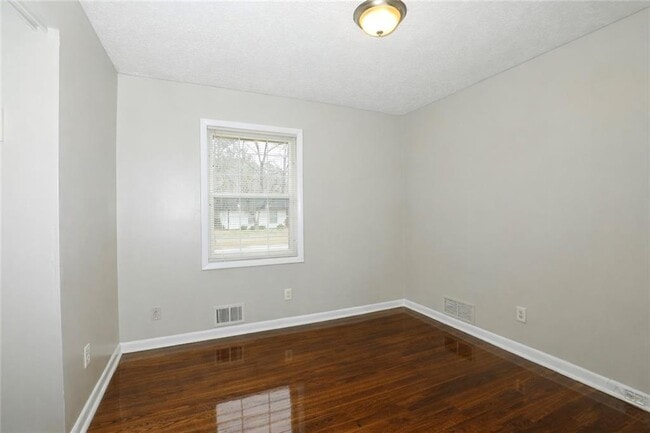 Photo - 722 Tara Cir SE