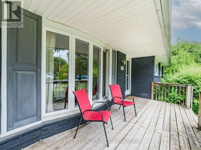 Photo - 674 Roselawn Ave