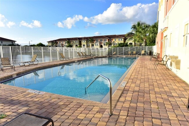 Photo - 10850 NW 89th Terrace Unidad 105-5