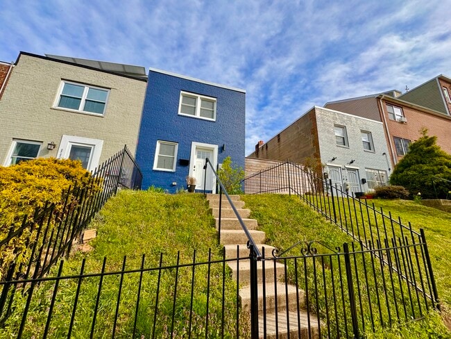 Building Photo - 1151 Summit St NE Rental