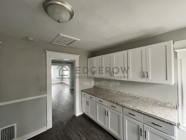 Photo - 815 Logan St SE
