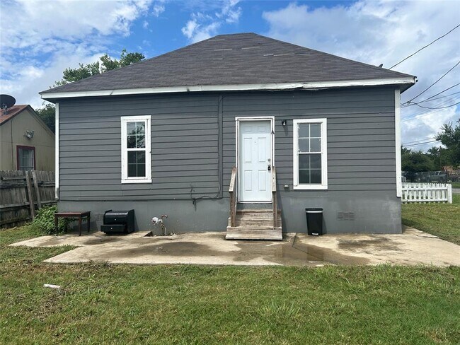 Photo - 400 Symes St