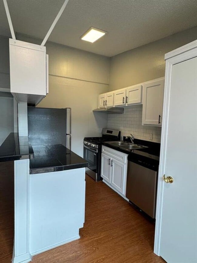 Building Photo - 608 W 51st St Unit #104