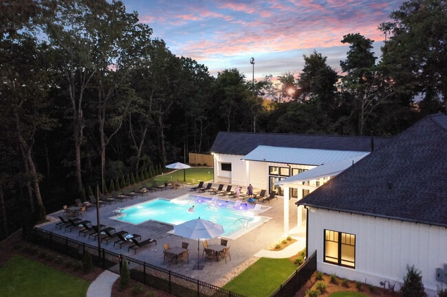 Servicios elevados - The Heights luxury houses for lease