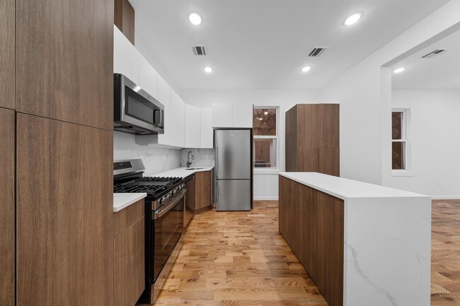 Building Photo - 1111 53rd St Unit 3