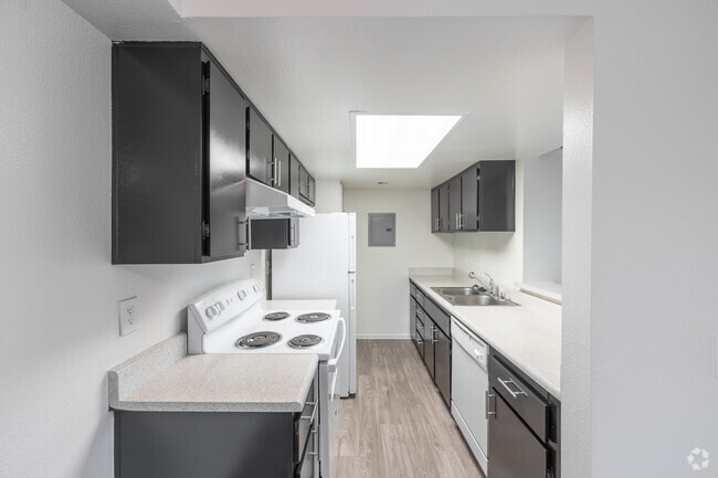 1BR, 1.5BA - 850SF - Kitchen - Tamarus Park Apartments