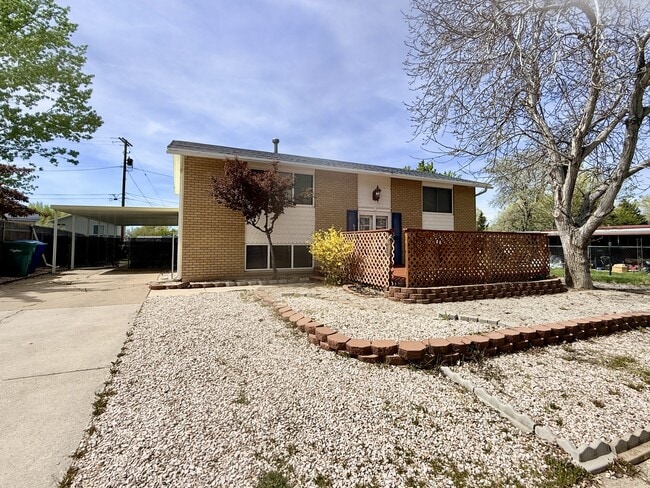 Building Photo - 1021 N 925 E St