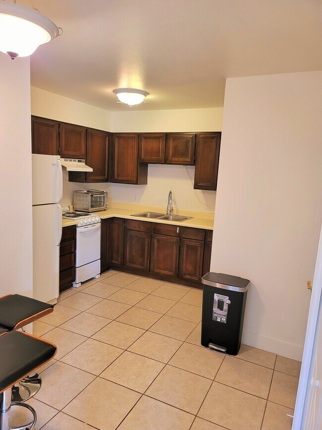 Photo - 300 W 2025 S