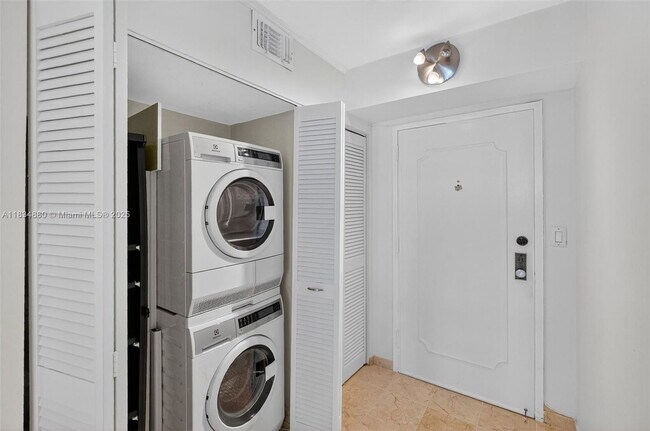 Photo - 2401 Collins Ave