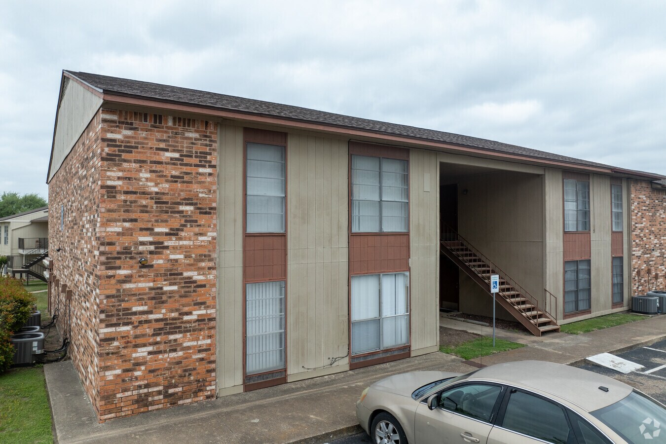 Alternate - The Oaks Apartments