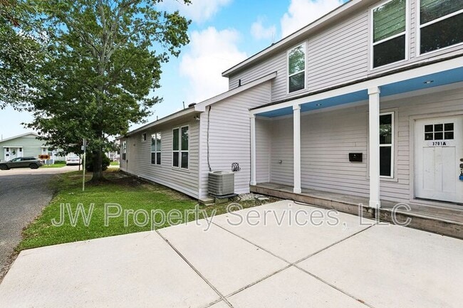 Building Photo - 3701 Derbigny St