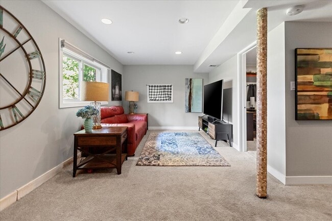 Photo - 747 Leclaire Ave