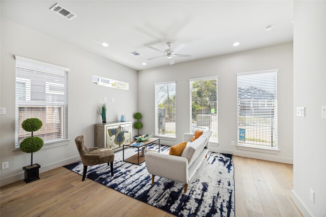 Photo - 5233 Hillman St