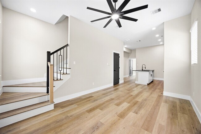 Photo - 6101 Shotwell St