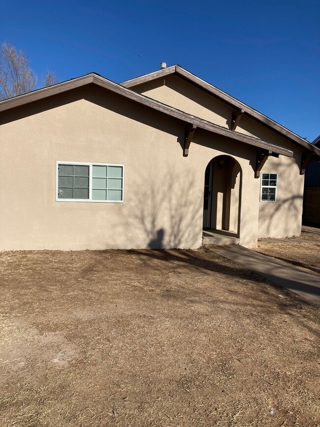 Building Photo - 813 N Connelly St Unit 2