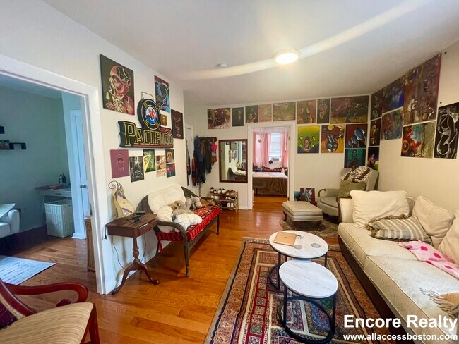 Building Photo - 75 Putnam St Unit 7