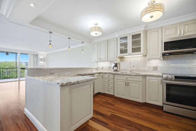 Building Photo - 2901 S Palm Aire Dr