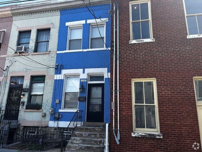 Building Photo - Beautiful Row House in OTR!