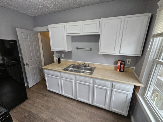 Photo - 10602 Earle Ave