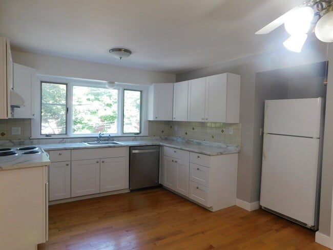 Building Photo - 64 Brooks Ave Unit 2