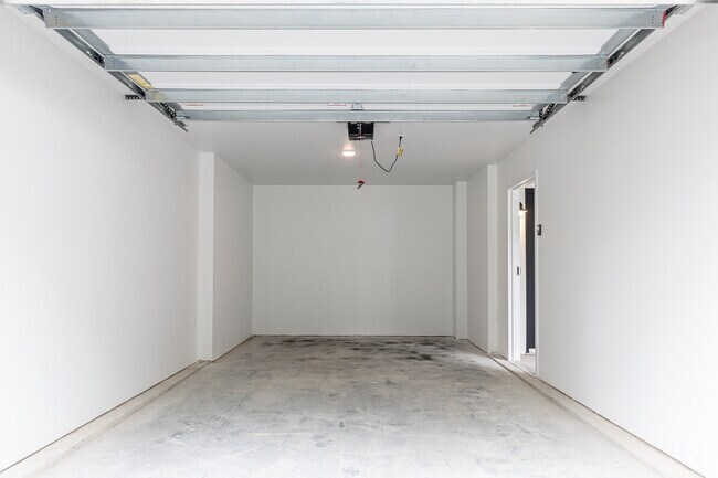 3BR, 2.5BA Townhouse - Garage