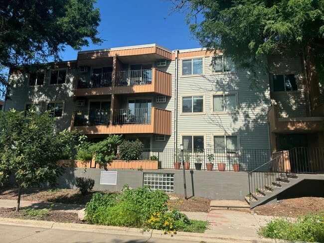 Building Photo - Gorgeous Modern Condo with Private Patio, ...