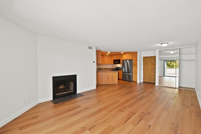 Building Photo - Beautiful 2B | 2B Condo in Los Feliz!