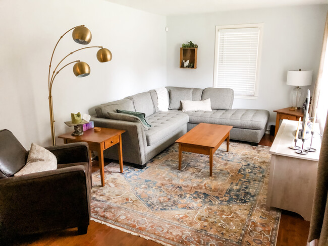 Building Photo - Adorable furnished 3 bed 1 bath Rental