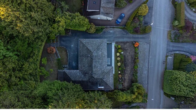 Photo - 1895 Rosebery Av