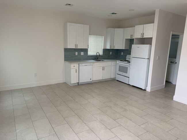 Building Photo - 2604 NW 20th St Unit B