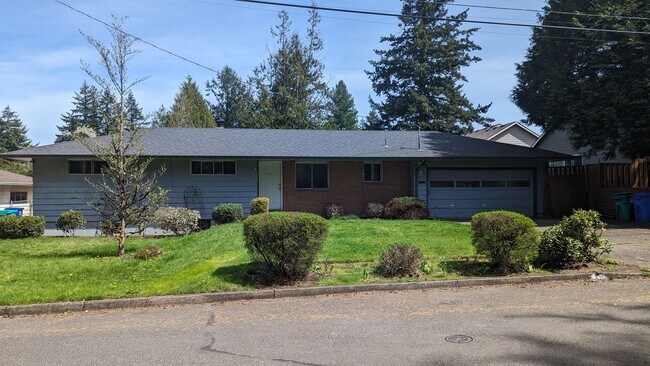 Spacious Three Bedroom with Large Backyard... - Spacious Three Bedroom with Large Backyard... House
