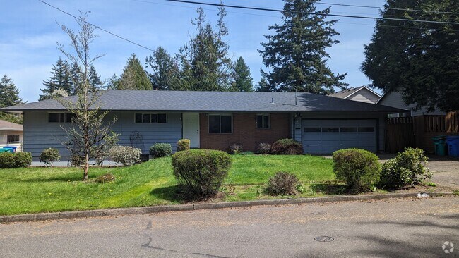 Building Photo - Spacious Three Bedroom with Large Backyard... Rental
