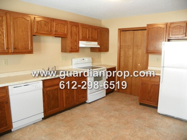 Photo - End Unit Townhouse Available June 1st, Vaulted Ceilings, Large Patio, Loft Area