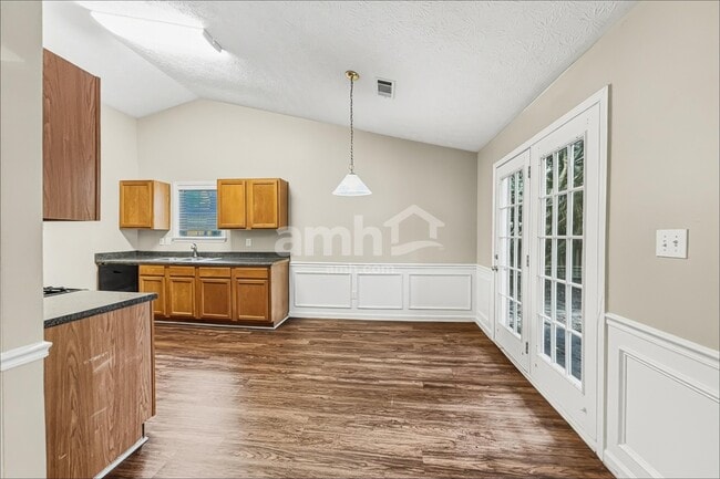 Photo - 451 Bellingham Dr