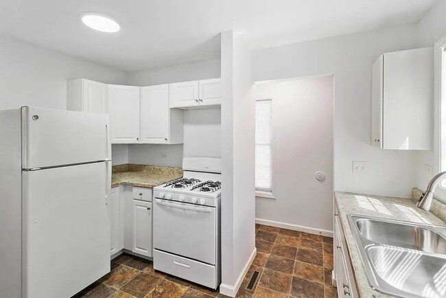 Photo - 2203 Ottawa Ave