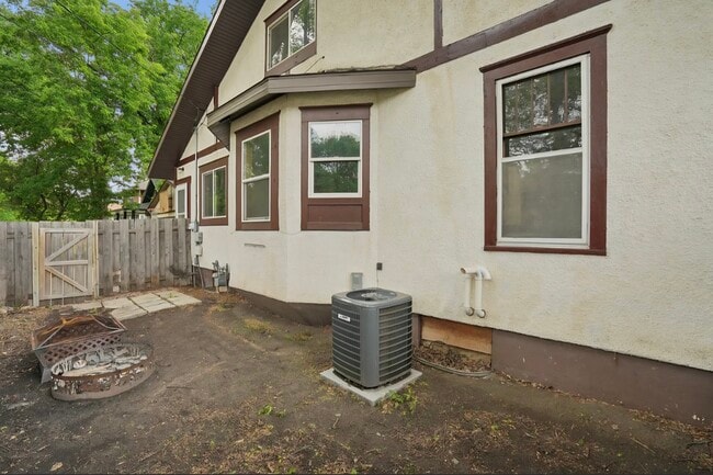 223 11th Ave N